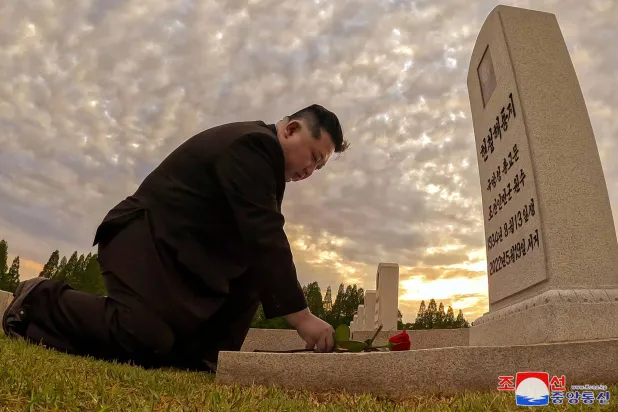 الزعيم الكوري الشمالي كيم جونغ-أون أمام قبر هيون تشول-هيه (أ.ف.ب)