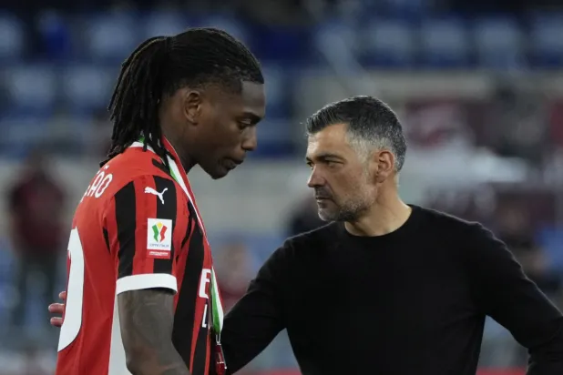 المدرب قال إن غيابه عن المواجهة الأخيرة في الدوري بسبب الإيقاف سيكون مُحزناً (أ.ف.ب)