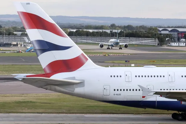 طائرة تابعة لـ«الخطوط الجوية البريطانية» على أحد مدرجات مطار هيثرو (إ.ب.أ)