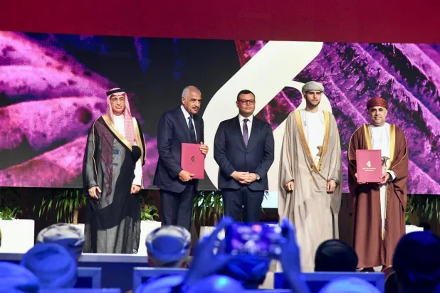 وزيرا الإسكان المصري والعماني بجانب هشام طلعت مصطفى بعد اتفاقية لتطوير مشروعين بالسلطنة (إكس)