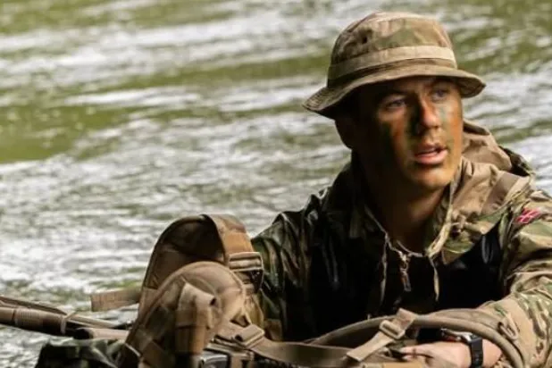 ولي العهد الدنماركي الأمير كريستيان خلال خدمته العسكرية (إنستغرام)