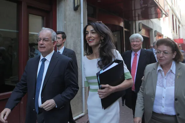 أمل كلوني تلتقي وزير الثقافة اليوناني لدعم استعادة رخام البارثينون من بريطانيا (غيتي)