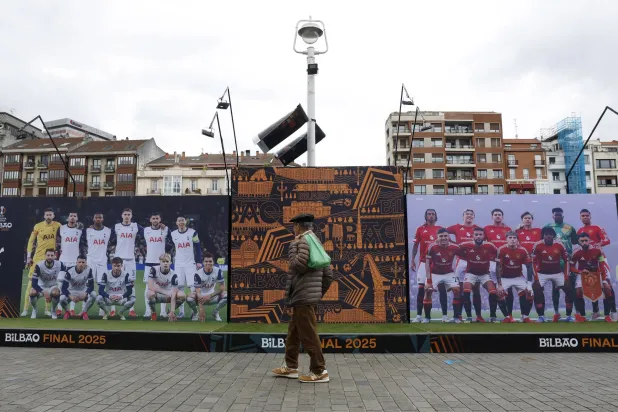 جماهير يونايتد وتوتنهام توافدت على بلباو لحضور نهائي الدوري الأوروبي (رويترز)