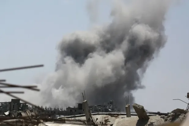 İsrail'in 19 Mayıs 2025'te Gazze Şeridi'nin kuzeyindeki Cibaliye'nin doğusuna düzenlediği hava saldırısının gerçekleştiği bölgeden dumanlar yükseliyor. (AFP)