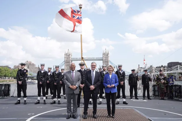 ستارمر يتوسط فون دير لاين ورئيس المجلس الأوروبي أنطونيو كوستا بعد توقيع الاتفاق (أ.ف.ب)