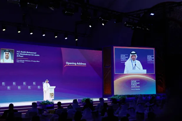 رئيس وزراء قطر يتحدث في افتتاح «منتدى قطر الاقتصادي» (أ.ف.ب) 