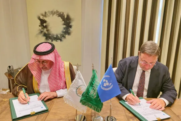 المشرف على مركز الملك سلمان للإغاثة د.عبد العزيز الربيعة ومدير برنامج الأمم المتحدة الإنمائي أكيم شتاينر خلال توقيع الاتفاقية (واس)