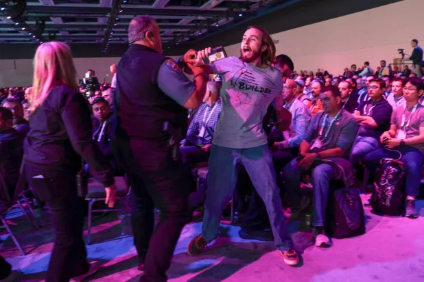 إبعاد جو لوبيز مهندس «البرامج الثابتة» في «مايكروسوفت» لمقاطعته العرض التقديمي من رئيس مجلس إدارة «مايكروسوفت» الرئيس التنفيذي ساتيا ناديلا بمؤتمر «بيلد 2025» في سياتل بأميركا (أ.ف.ب)