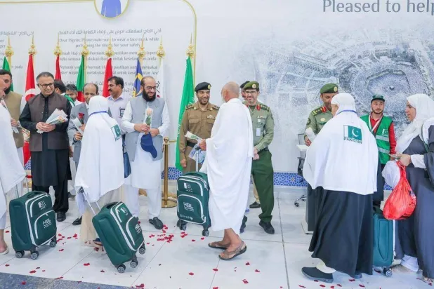 Passport officers welcome pilgrims at King Abdulaziz International Airport in Jeddah. (SPA) 