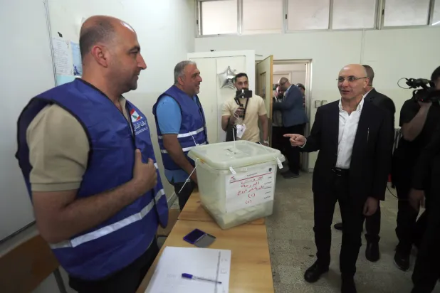 وزير الداخلية اللبناني أحمد الحجار (يمين) يقوم بجولة في أحد مراكز الاقتراع خلال الانتخابات البلدية في بيروت (إ.ب.أ)