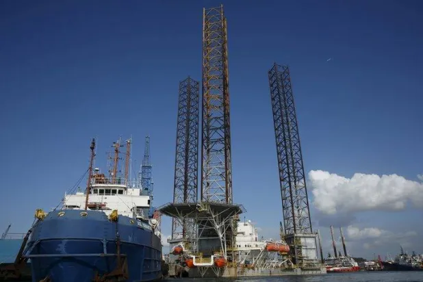 منصة نفطية بين سفن راسية شمال غربي جزيرة باتام في مقاطعة جزر رياو الإندونيسية (رويترز)