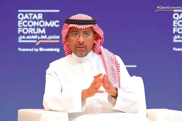 وزير الصناعة والثروة المعدنية السعودي متحدثاً في مؤتمر قطر الاقتصادي (الشرق الأوسط)