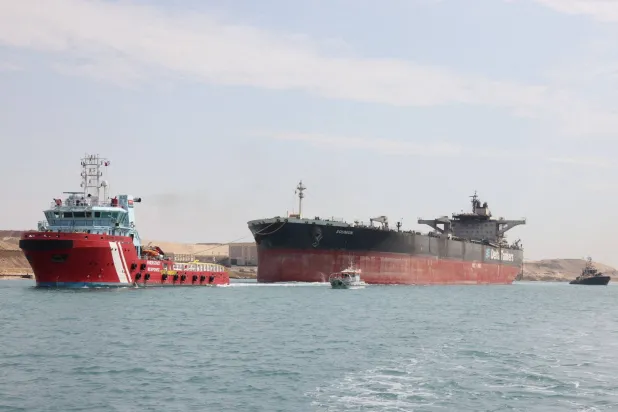 زوارق القطر تسحب سفينة يونانية تعرضت لهجوم حوثي العام الماضي (رويترز)