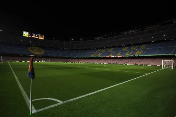 يعتزم نادي برشلونة العودة إلى ملعبه «كامب نو» بعد عامين من أعمال التطوير (رويترز)