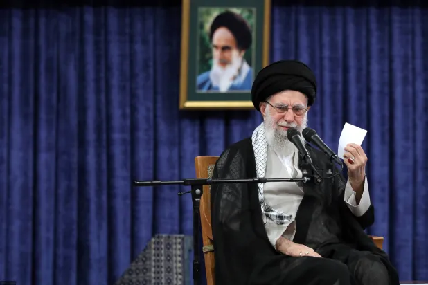 خامنئي يلقي خطاباً في مراسم إحياء الذكرى السنوية لوفاة الرئيس السابق إبراهيم رئيسي (موقع المرشد)