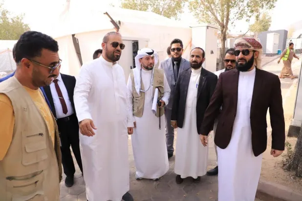 وكيل وزارة الأوقاف اليمنية الدكتور الرباش خلال جولاته للاطلاع على مخيمات الحجاج اليمنيين (الشرق الأوسط)