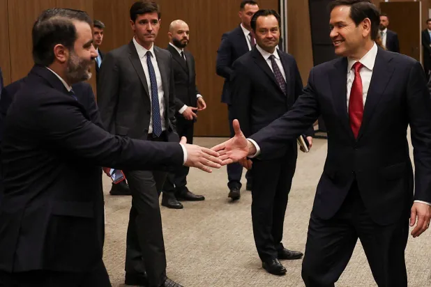 وزير الخارجية الأميركي ماركو روبيو يصافح نظيره السوري أسعد الشيباني في أنطاليا الخميس (أ.ف.ب)