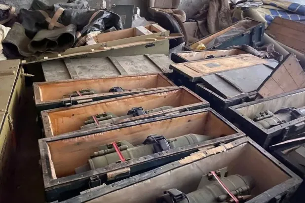 من شحنات السلاح التي صادرتها القوات السورية في البوكمال (محافظة دير الزور)