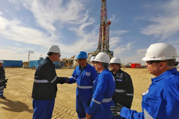 وزير البترول المصري يلتقي مهندسين في موقع حفر جديد (أرشيفية - وزارة البترول المصرية)