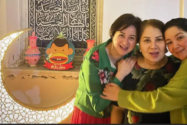 مي وسارة نور الشريف مع والدتهما الفنانة بوسي (فيسبوك)