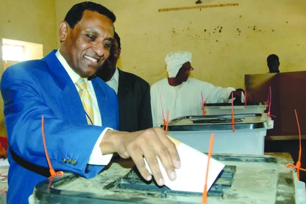 كمال إدريس المرشح الرئاسي السابق في 12 أبريل 2010 (أ.ف.ب)