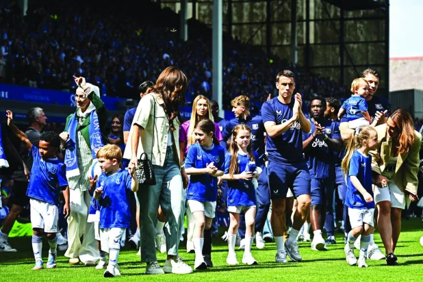 لاعبو إيفرتون وعائلاتهم يودعون ملعب «غوديسون بارك» بعد الفوز على ساوثهامبتون في الجولة قبل الأخيرة (رويترز)