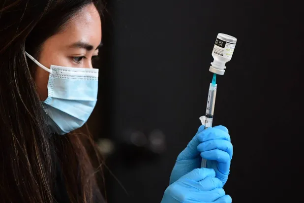 الولايات المتحدة تزيد القيود على تلقي اللقاحات المضادة لكوفيد (أ.ف.ب)