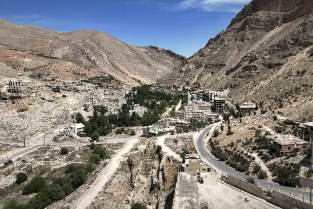 إعلام سوري: مدير أمن البوكمال يعلن ضبط أسلحة متجهة من العراق إلى لبنان عبر سوريا