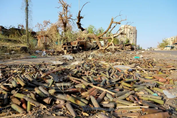 Başkentte bir sokakta yerde duran patlamamış mühimmat, 27 Nisan 2025 (Reuters)