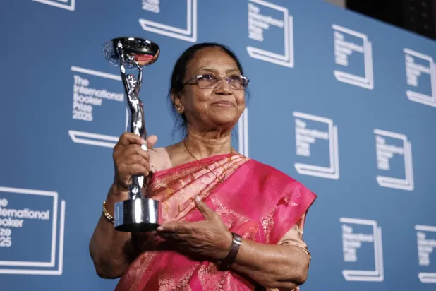 Hintli yazar ve kadın hakları aktivisti Banu Mushtaq, Booker Ödülü'nü kazandıktan sonra (EPA)