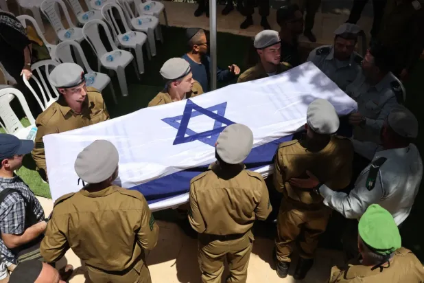  İsrail askerleri, Kudüs'teki Herzl Dağı'nda düzenlenen cenaze töreninde İsrailli Çavuş Yosef Yehuda Şirak'ın tabutunu taşıyor... 20 Mayıs 2025 (Arşiv- EPA)