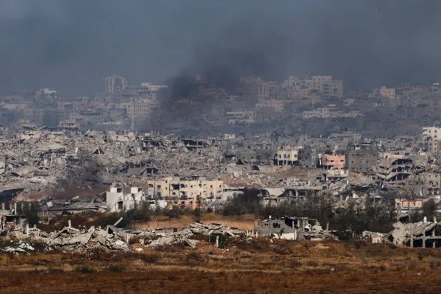 تصاعد الأدخنة جراء القصف الإسرائيلي على غزة اليوم (رويترز)