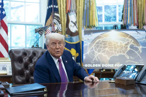 الرئيس الأميركي دونالد ترمب يتحدث في المكتب البيضاوي بالبيت الأبيض عن مشروع «القبة الذهبية» (إ.ب.أ)