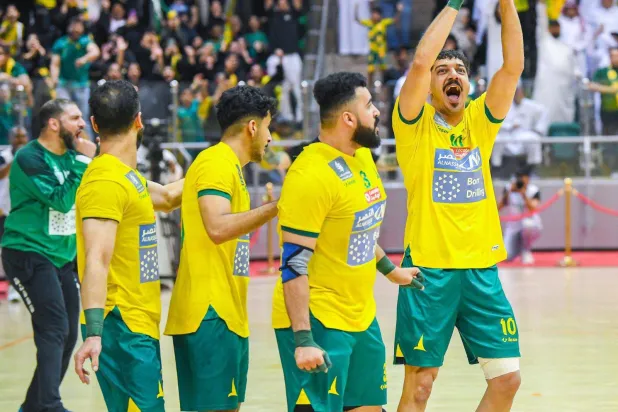 فرحة لاعبي الخليج بالتأهل للنهائي (الاتحاد السعودي لكرة اليد)