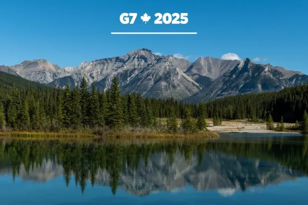 مدينة بانف في وادي بوه حيث سيُعقد اجتماع وزراء المالية ومحافظي البنوك المركزية لـ«مجموعة السبع»... (موقع المجموعة على إكس)