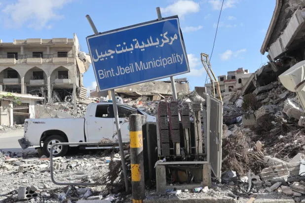 مدخل بلدة بنت جبيل في جنوب لبنان بعد انسحاب الجيش الإسرائيلي منها وبدء عودة الأهالي إليها (إ.ب.أ)