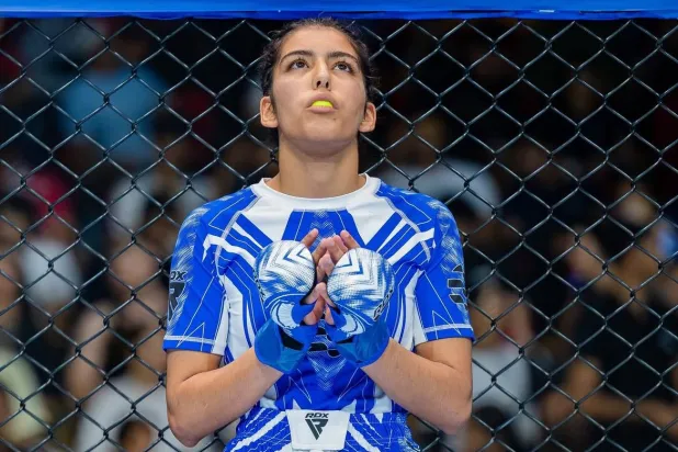 زمزم صاحبة أول ميدالية ذهبية أحرزتها في بطولة العالم بأبوظبي 2016 التي تبعتها بـ5 ذهبيات متتالية (حساب زمزم الشخصي)