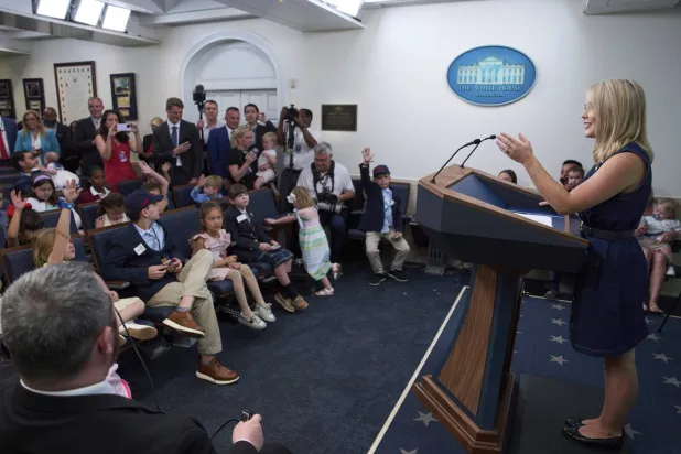 السكرتيرة الصحفية للبيت الأبيض كارولين ليفيت تتحدث مع الأطفال خلال إحاطة في البيت الأبيض (أ.ب)