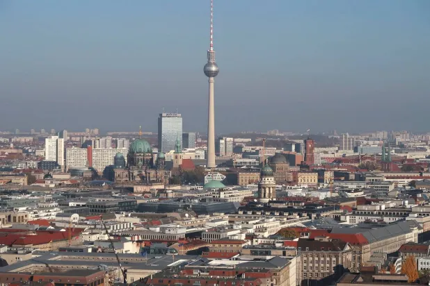 منظر عام يُظهر أفق وسط شرقي مدينة برلين مع برج التلفزيون في الخلفية (رويترز)