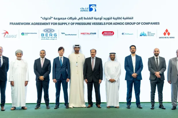 وزير الصناعة والتكنولوجيا المتقدمة في الإمارات الدكتور سلطان الجابر يتوسط ممثلي الشركات المشاركة في الاتفاقيات (الشرق الأوسط)