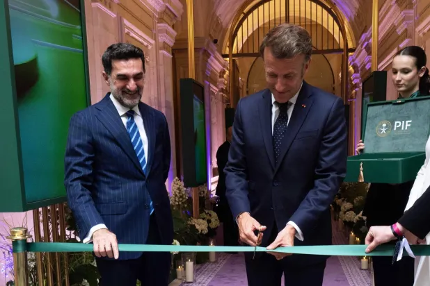 ماكرون وإلى جانبه الرميان خلال افتتاح مكتب «صندوق الاستثمارات العامة» في باريس (منصة «إكس»)