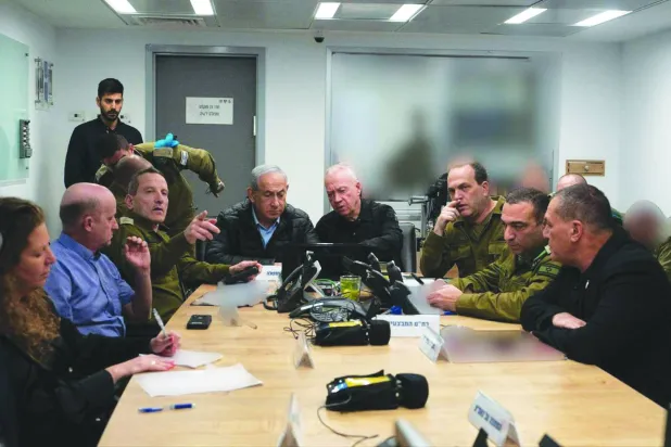 نتنياهو ووزير الدفاع السابق يوآف غالانت بغرفة عمليات تحت الأرض يتابعان ضربة موجهة لإيران أكتوبر 2024 (الدفاع الإسرائيلية)