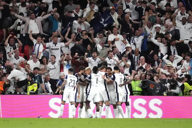 فرحة لاعبي توتنهام بهدف الفوز الثمين (د.ب.أ)