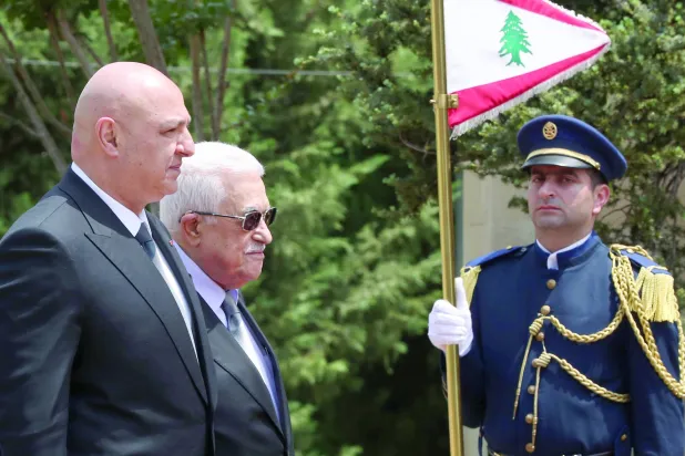 
الرئيس اللبناني جوزيف عون مستقبلاً الرئيس الفلسطيني محمود عباس (إ.ب.أ)