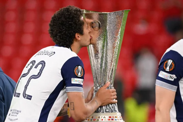 برينان يقبل الكأس بعد هدفه الغالي (أ.ف.ب)