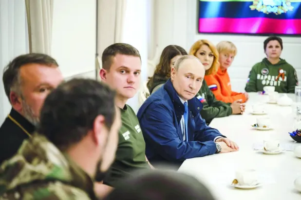 Putin, Rus ordusunun bölgeyi yeniden kontrol altına almasından bu yana ilk kez Kursk bölgesini ziyaret etti (AP)