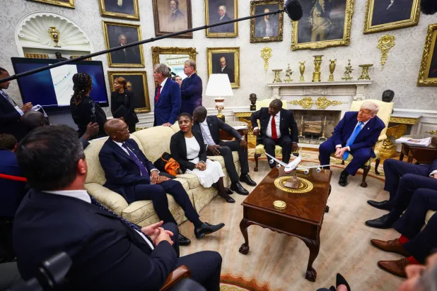 خفض الرئيس الأميركي دونالد ترمب الأضواء في المكتب البيضاوي وواجه رامابوسا باتهامات زائفة حول الإبادة الجماعية ضد البيض في جنوب أفريقيا عبر شريط فيديو (إ.ب.أ)