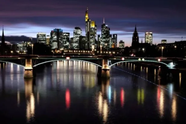 جانب من أفق مدينة فرنكفورت الألمانية مع منطقة الأعمال المالية (رويترز)