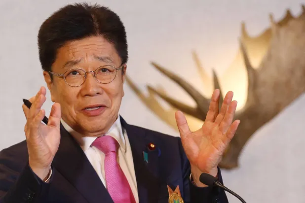 وزير المالية الياباني كاتسونوبو كاتو يتحدث للصحافيين يوم الأربعاء على هامش اجتماع وزراء مالية مجموعة السبع في بانف بولاية ألبرتا الكندية (أ ف ب)