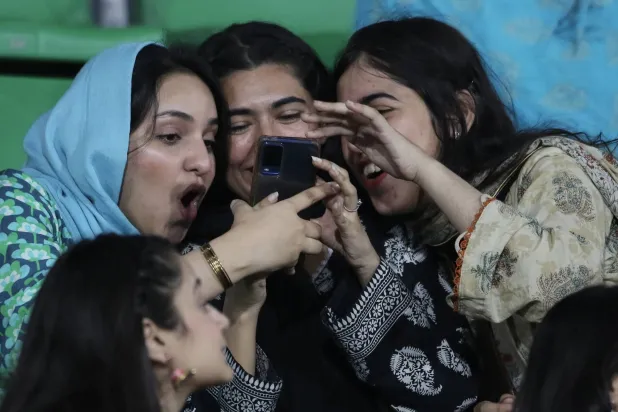 الحفاظ على العلاقات الاجتماعية هو العامل المشترك الأول بين أسعد الأشخاص (إ.ب.أ)